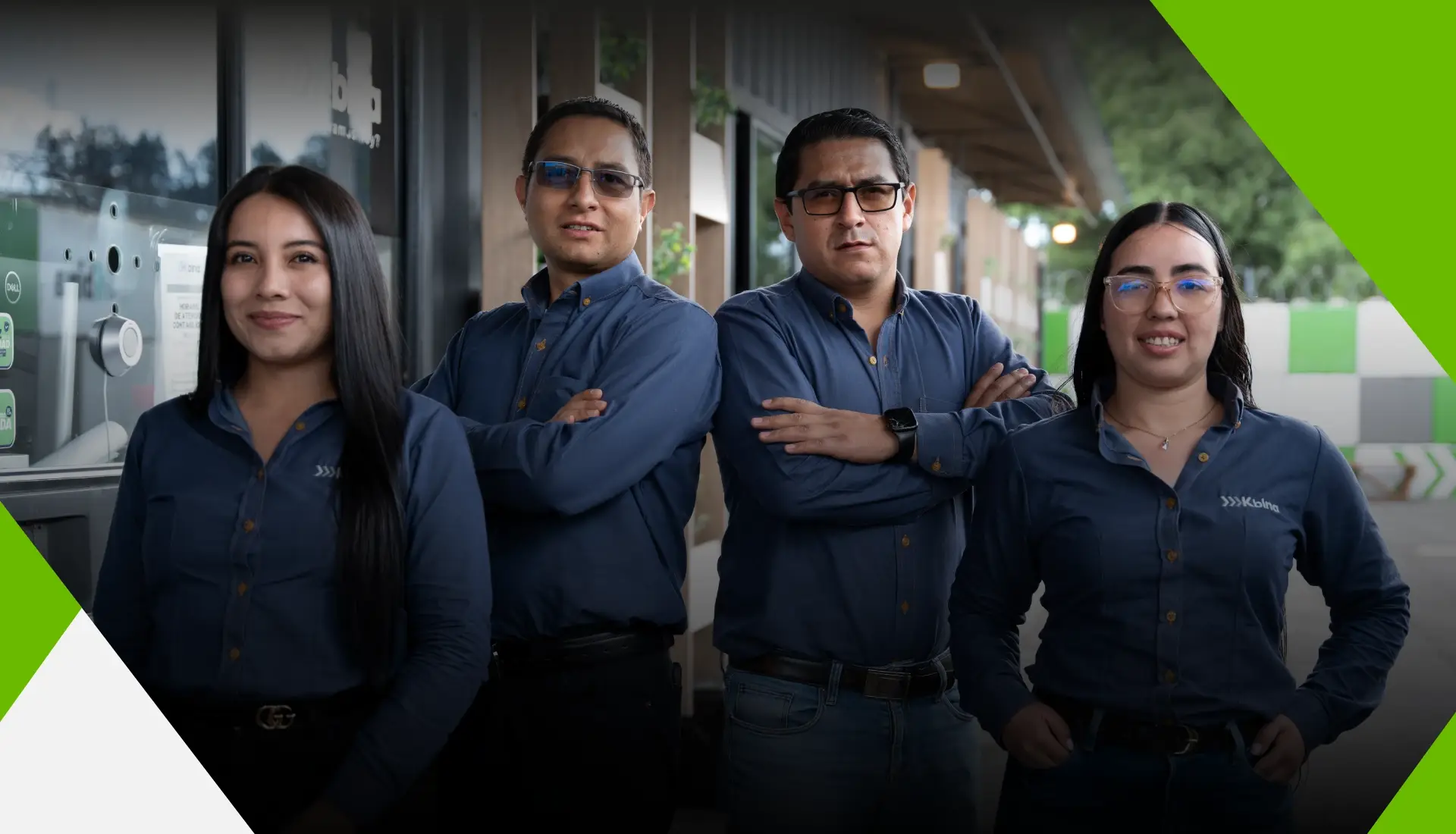 Equipo de Kbina frente a la sede