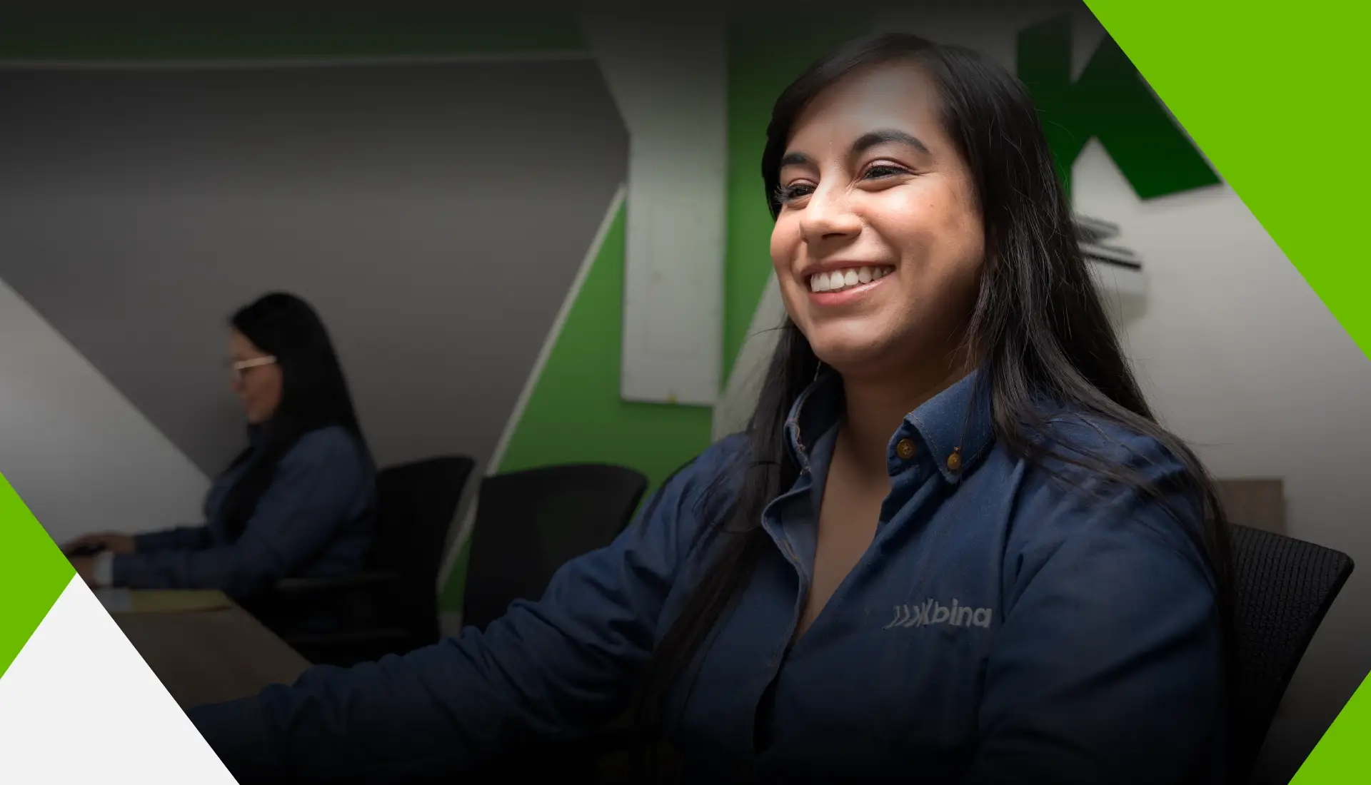 Integrante del equipo de Kbina sonriendo en la sede