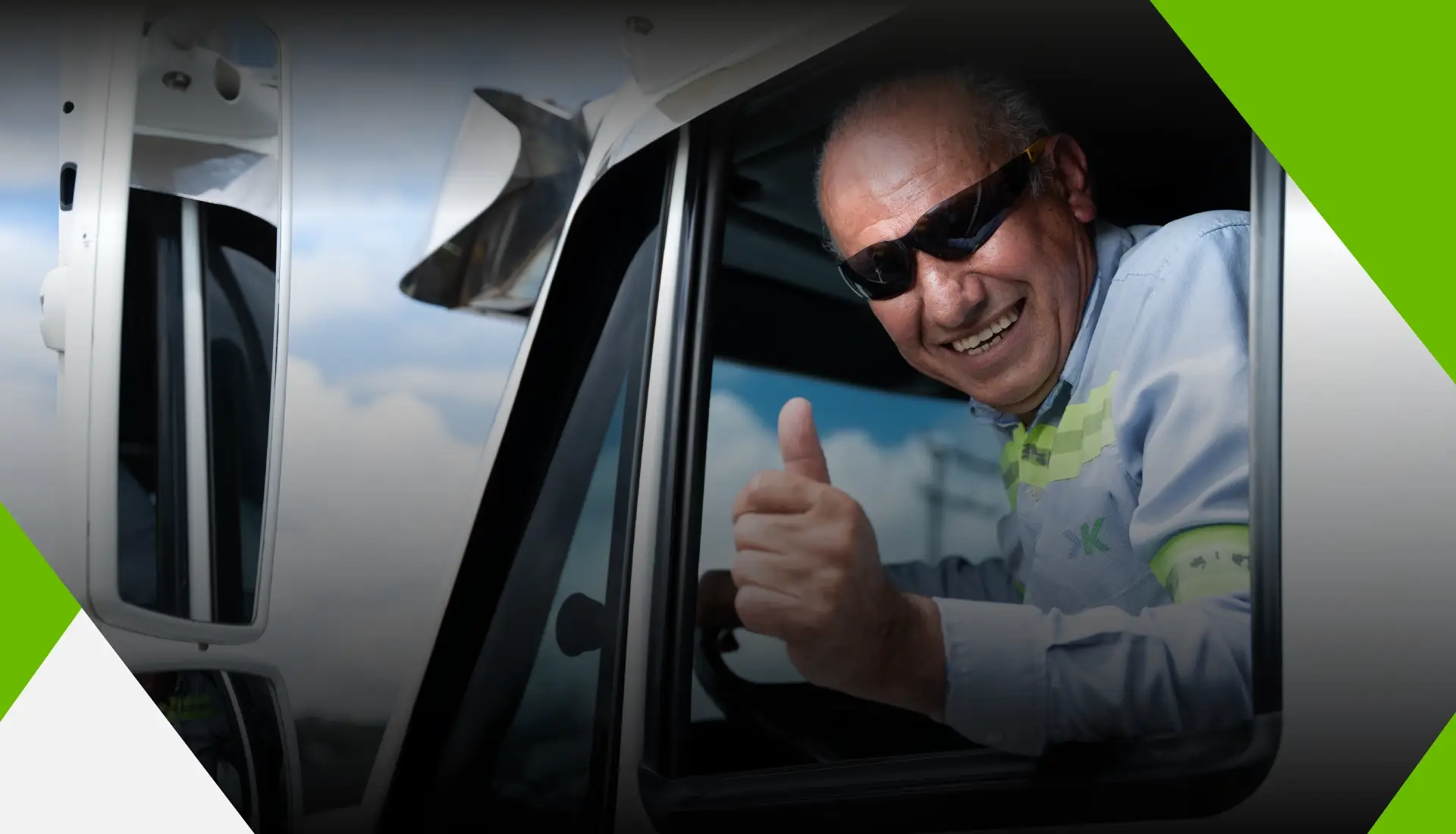 Conductor de Kbina saludando desde la cabina del camión