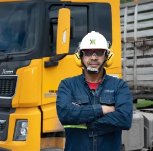 Integrante de Kbina con casco frente a un camión