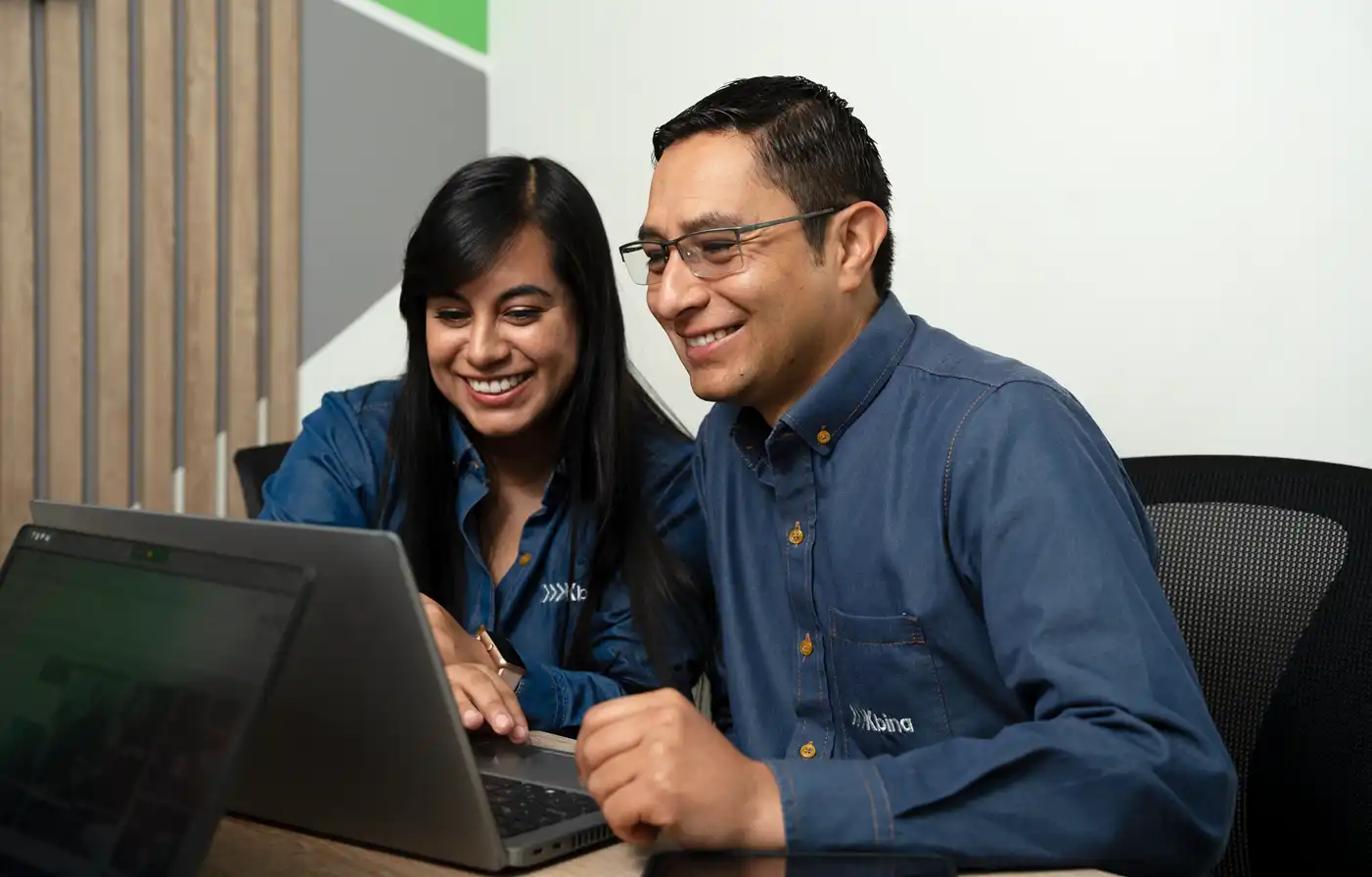 Equipo administrativo de Kbina trabajando en la oficina